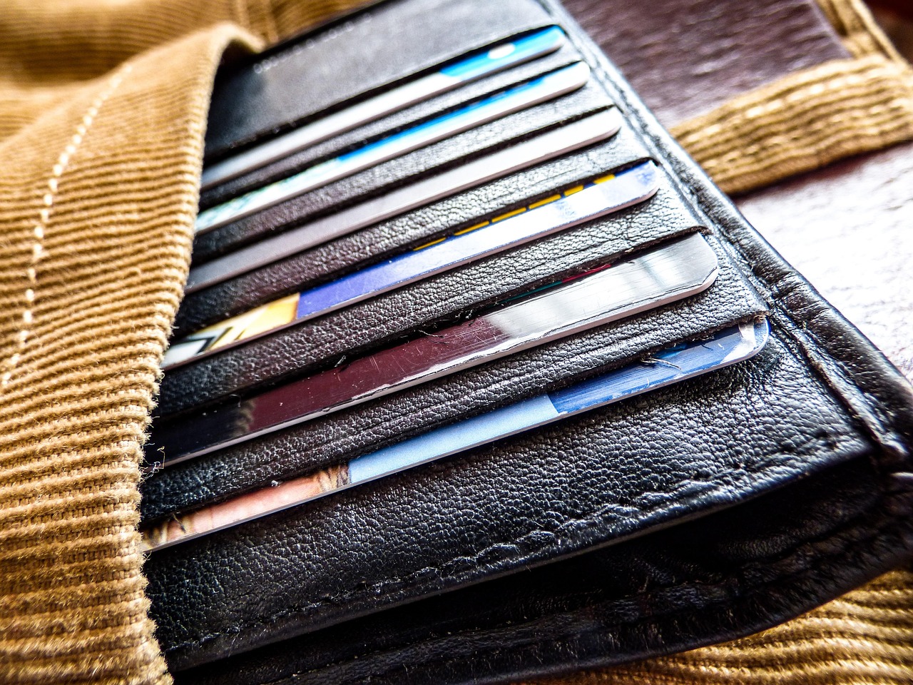 クレジットカードでマイルを効率的に貯める方法は？